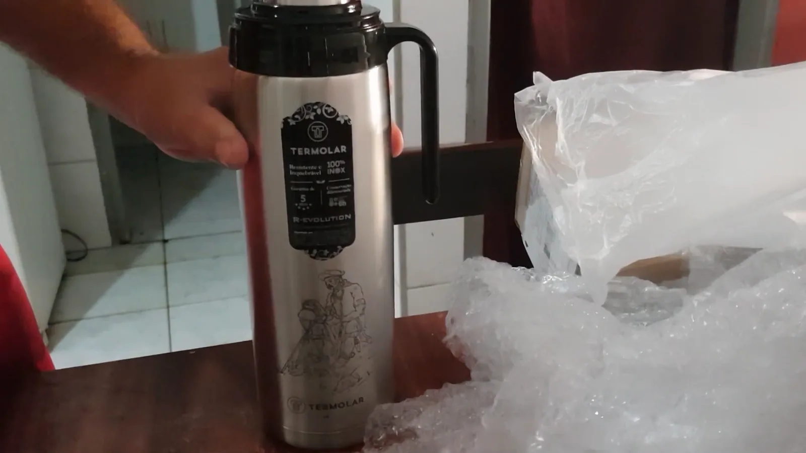 Garrafa térmica de inox Termolar R-Evolution apoiada sobre a mesa