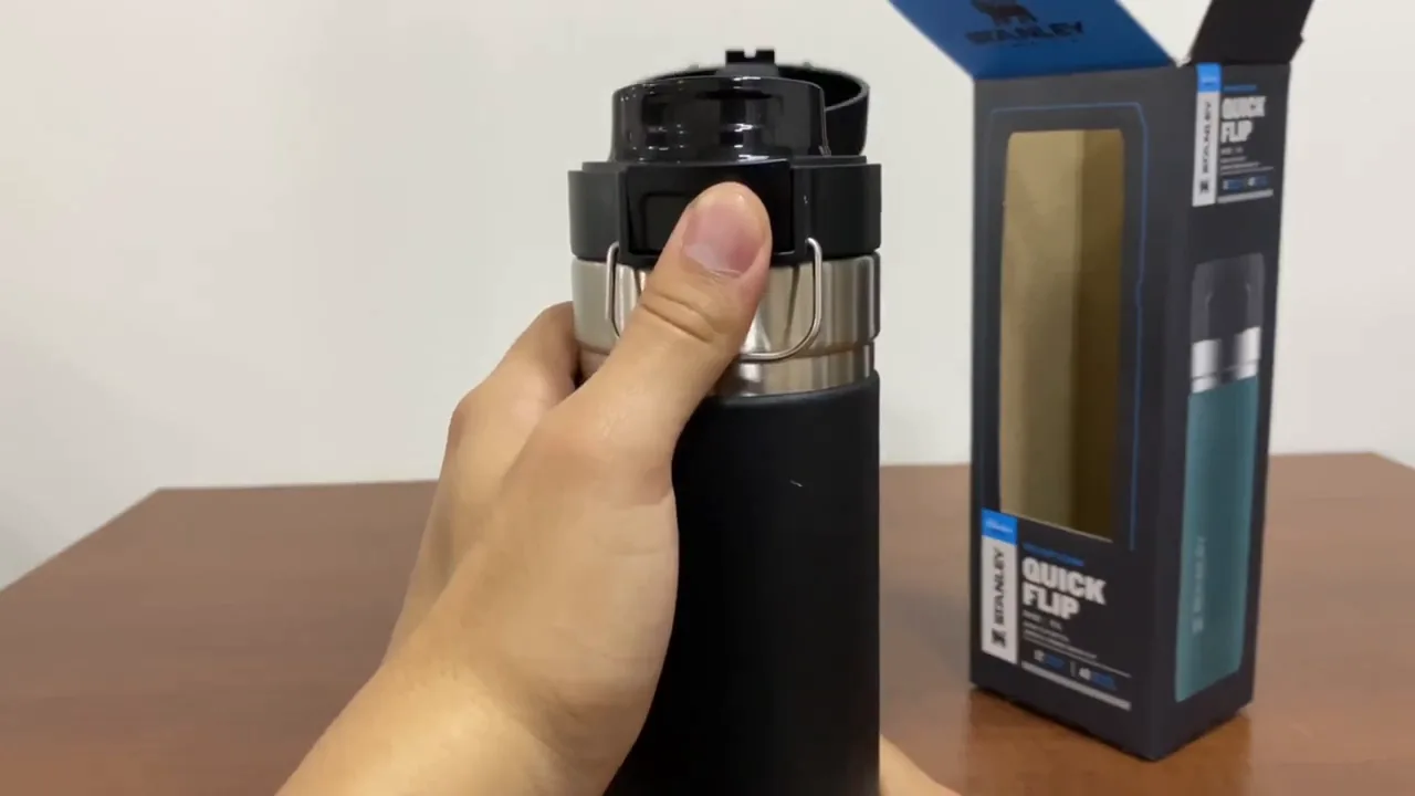 Abertura automática da tampa ao acionar o botão com uma mão