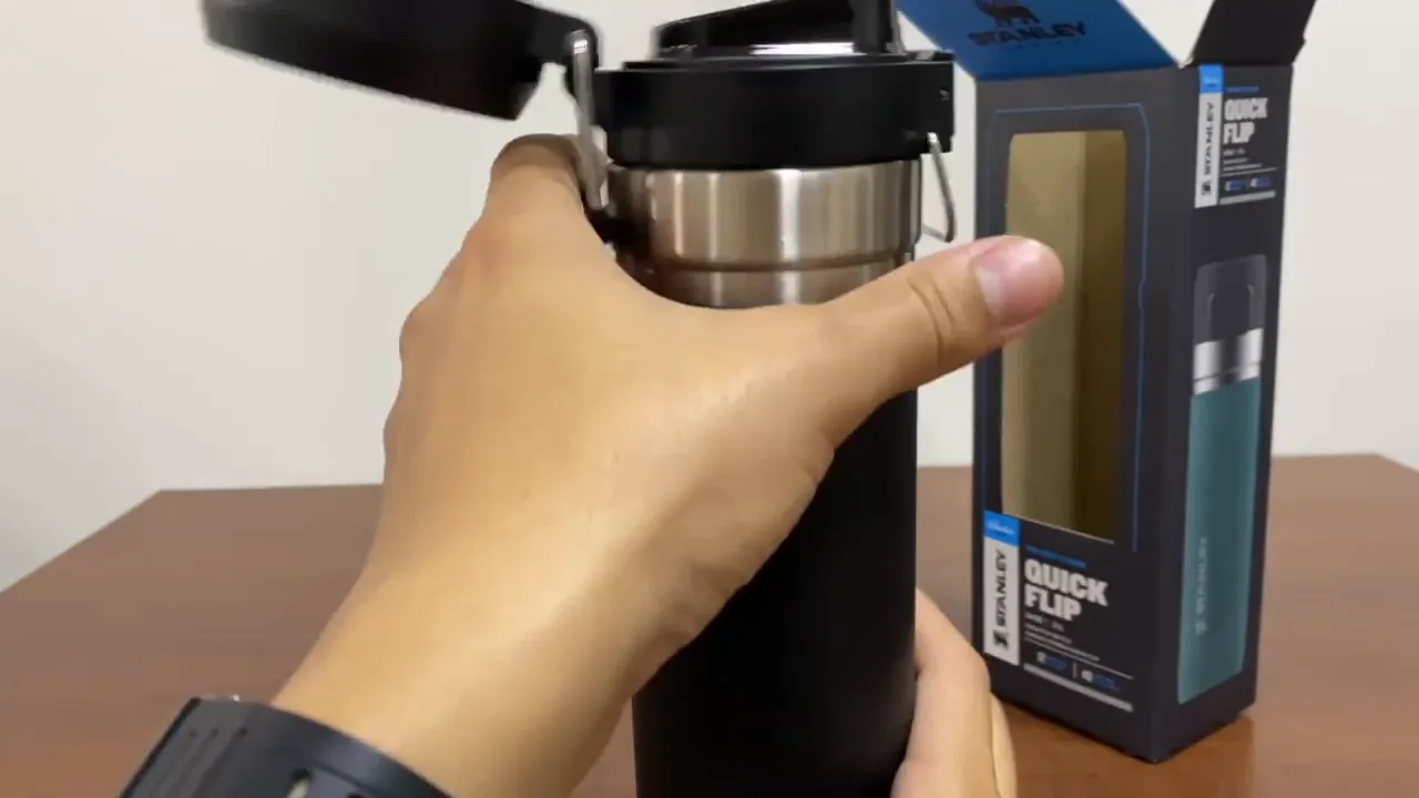 Bocal ergonômico de fluxo rápido com a tampa flip totalmente aberta