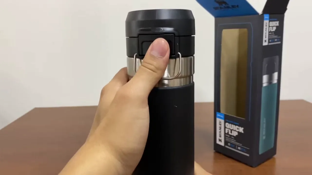 Destravando a presilha metálica e acionando o botão de abertura