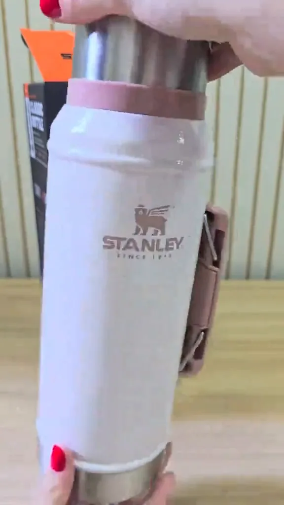 Garrafa térmica Stanley Classic com alça dobrável reforçada para transporte