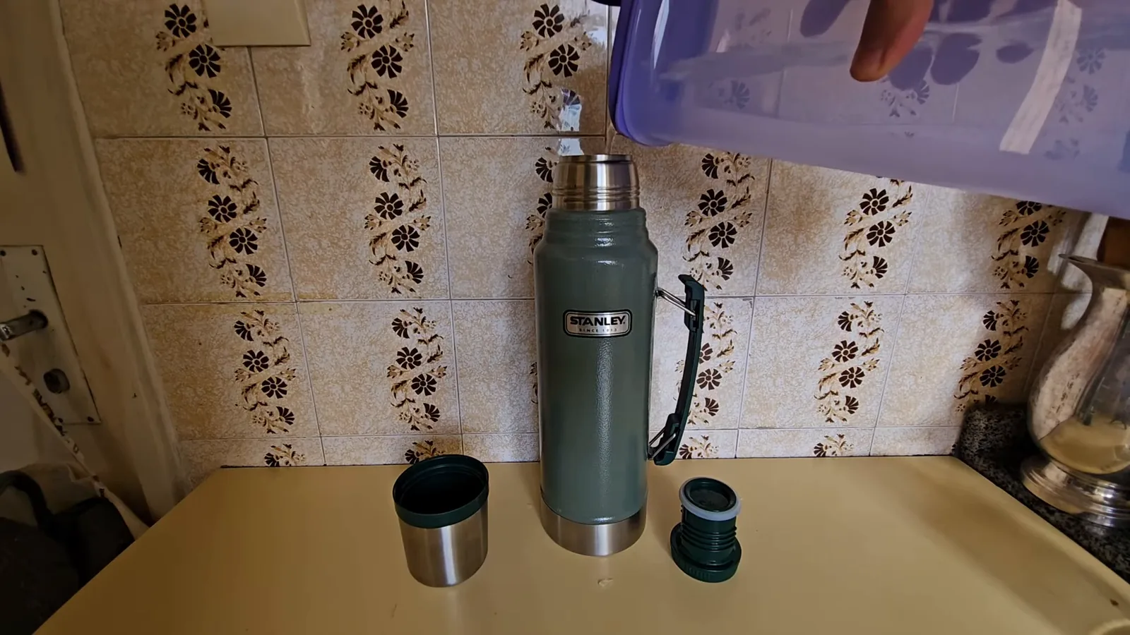 Enchendo a garrafa térmica Stanley Classic com água fresca