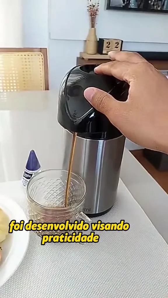 Bomba de pressão da garrafa Termolar servindo café na xícara