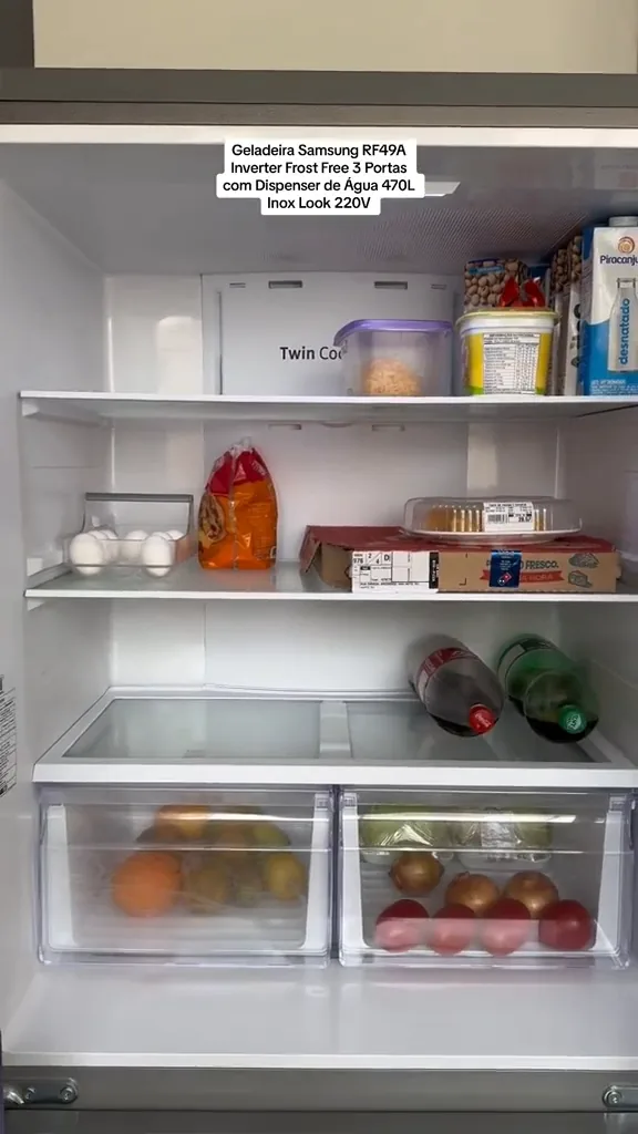 Prateleiras internas do refrigerador com alimentos e gavetas organizadas