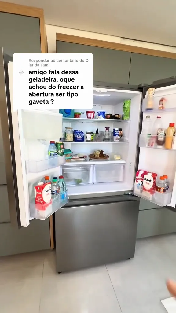 Portas francesas abertas exibem amplo espaço interno e prateleiras organizadas
