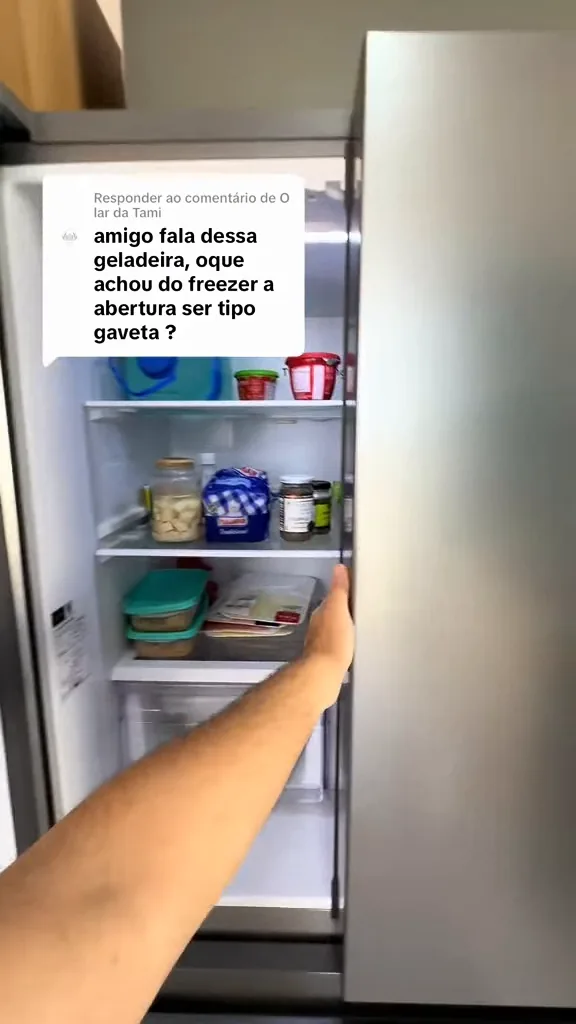 Abertura das portas superiores revelando a iluminação e prateleiras internas