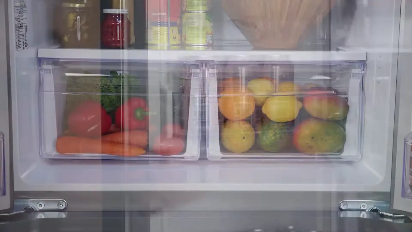Gavetas duplas inferiores mantendo legumes e frutas frescos e organizados