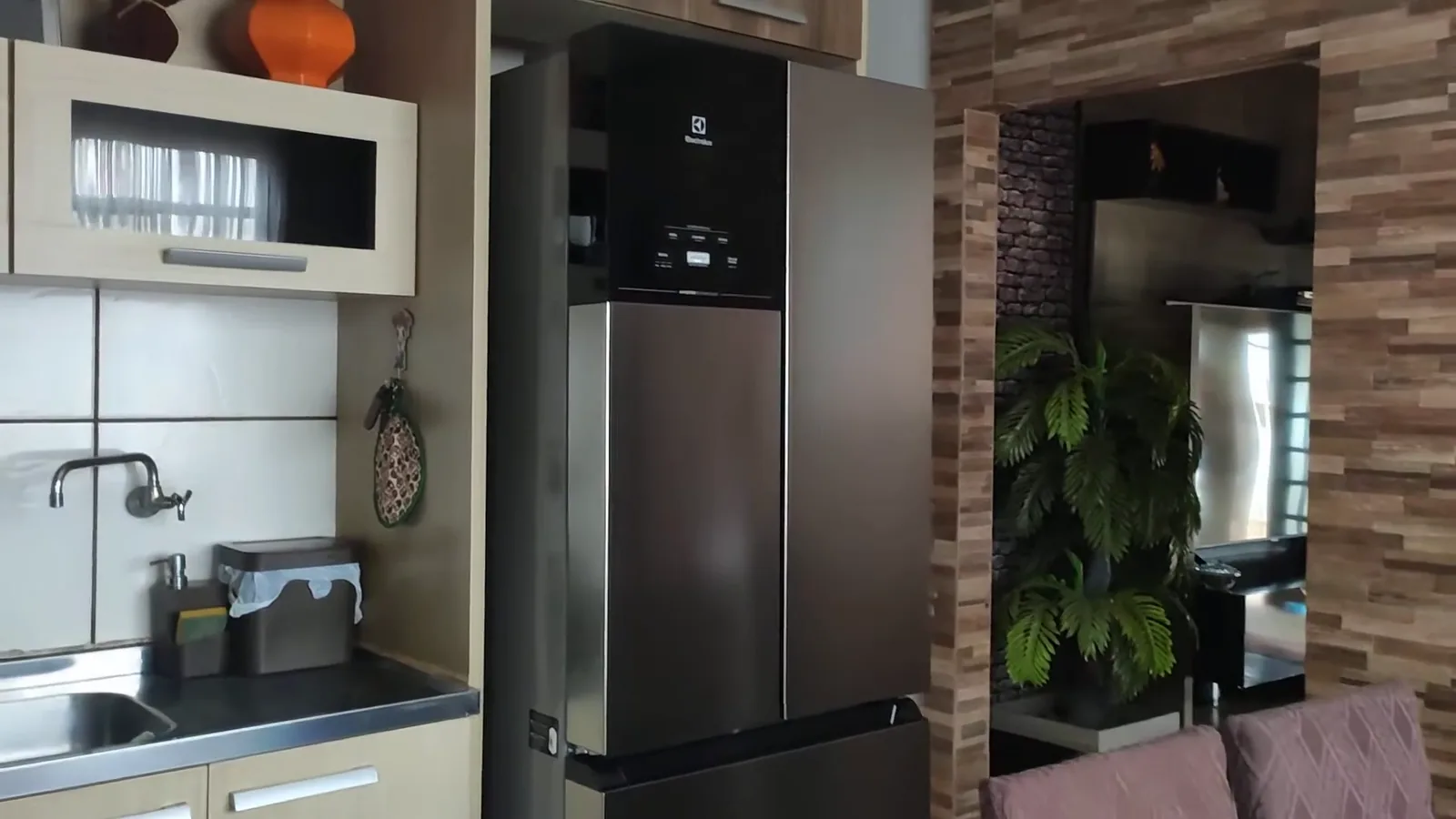 Geladeira Electrolux French Door IM7S instalada em cozinha compacta