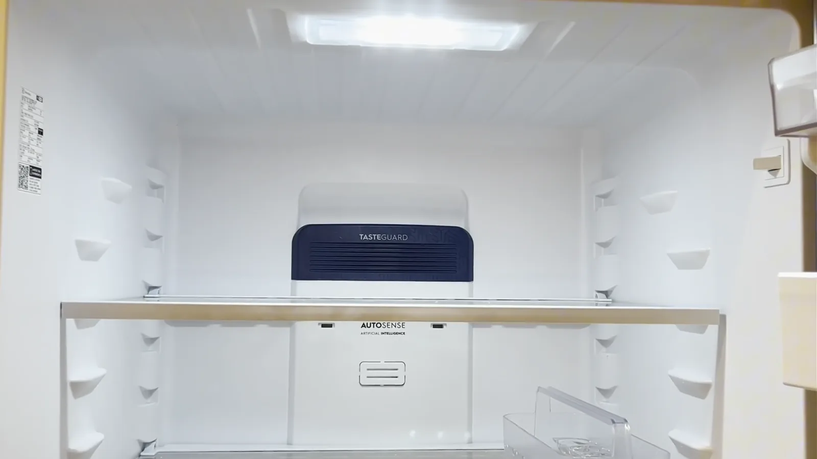 Compartimento interno do refrigerador com prateleiras e filtro anti-odor