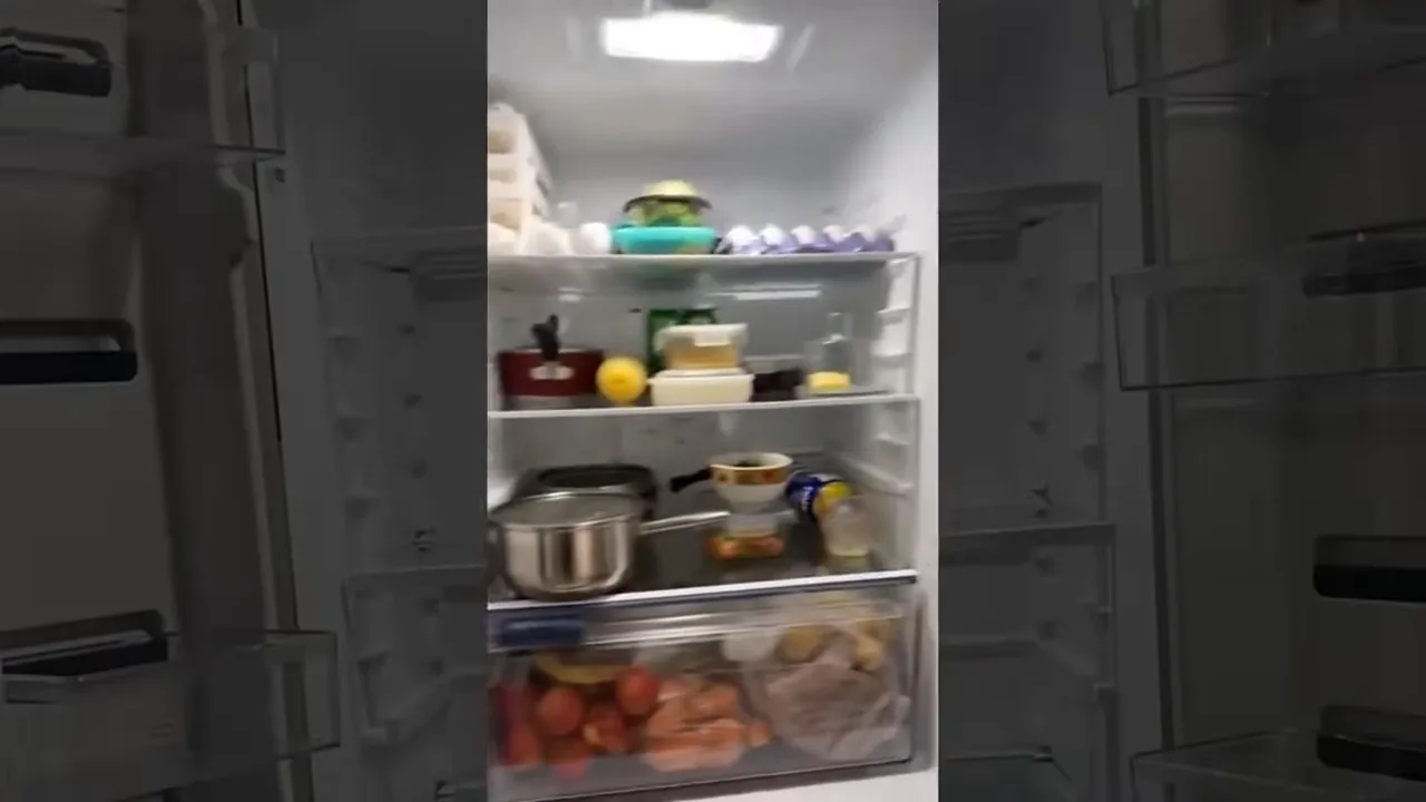 Geladeira French Door com prateleiras bem abastecidas de alimentos