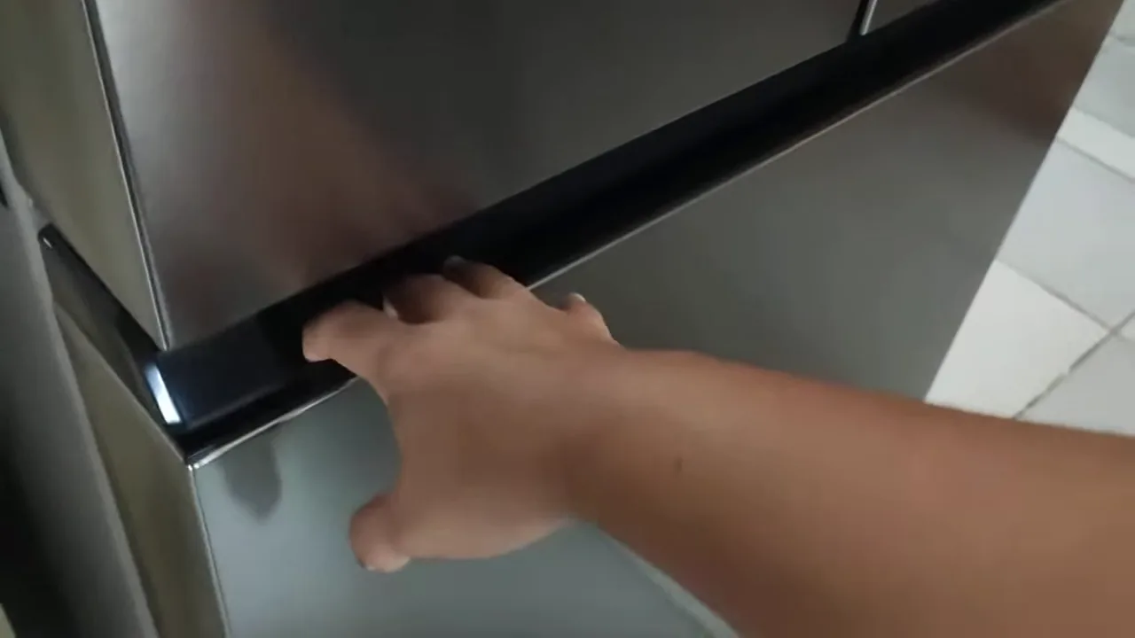 Abertura da porta do freezer inferior da geladeira Electrolux