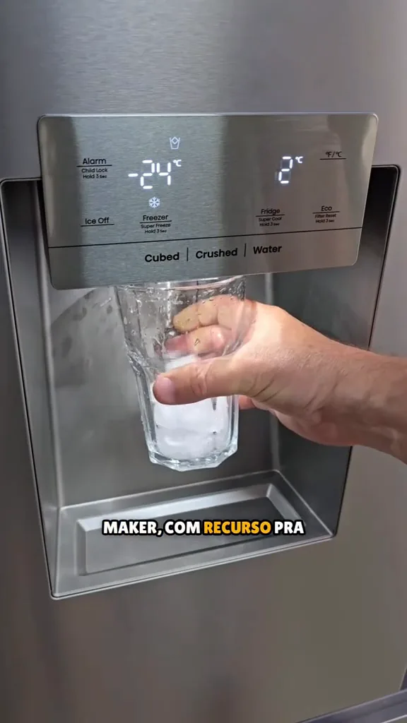 Dispenser da porta servindo cubos de gelo no copo