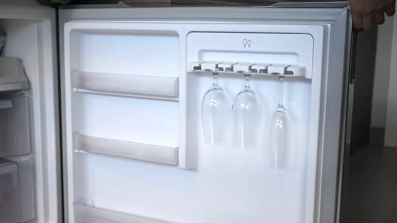 Suporte especial para taças localizado na contraporta do freezer da geladeira