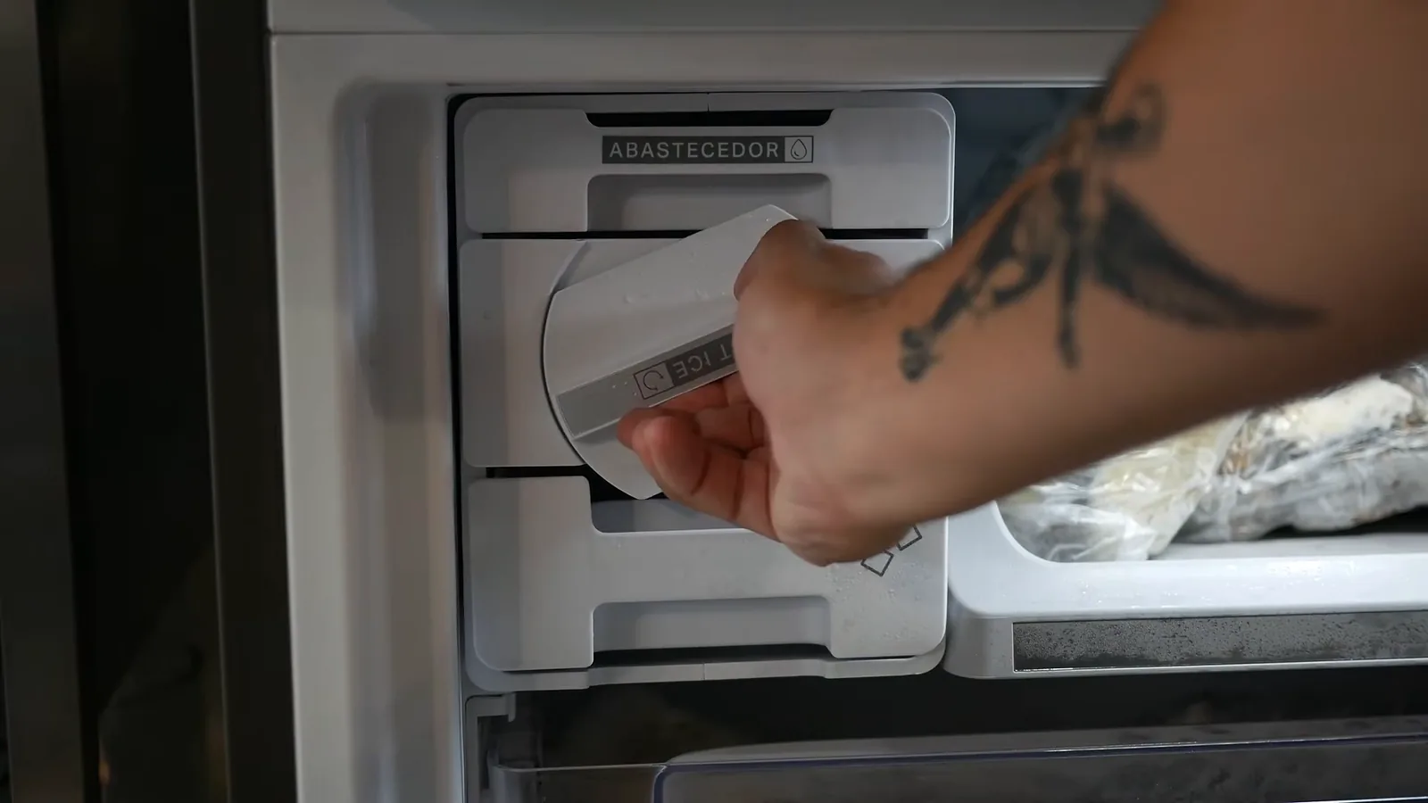 Mecanismo giratório Twist Ice abastecendo compartimento de gelo no freezer