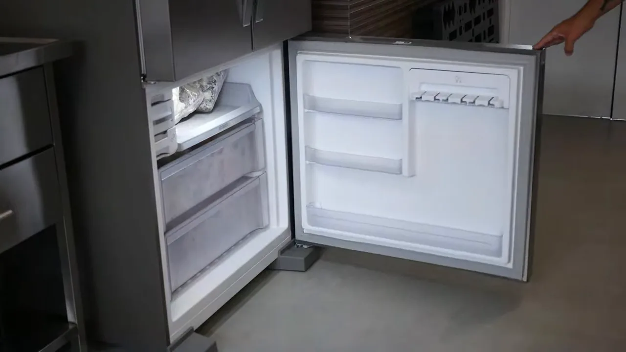 Abertura da porta inferior revelando o amplo espaço interno do freezer
