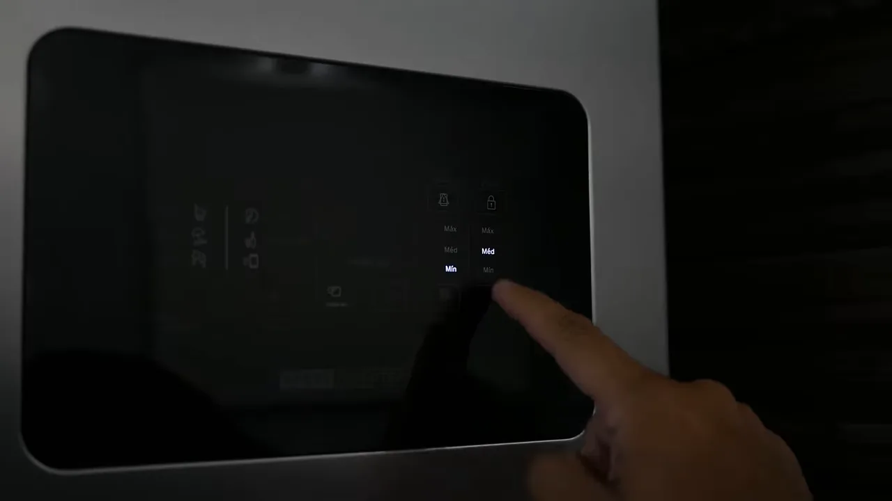 Ajuste de temperatura através do painel digital na porta da geladeira