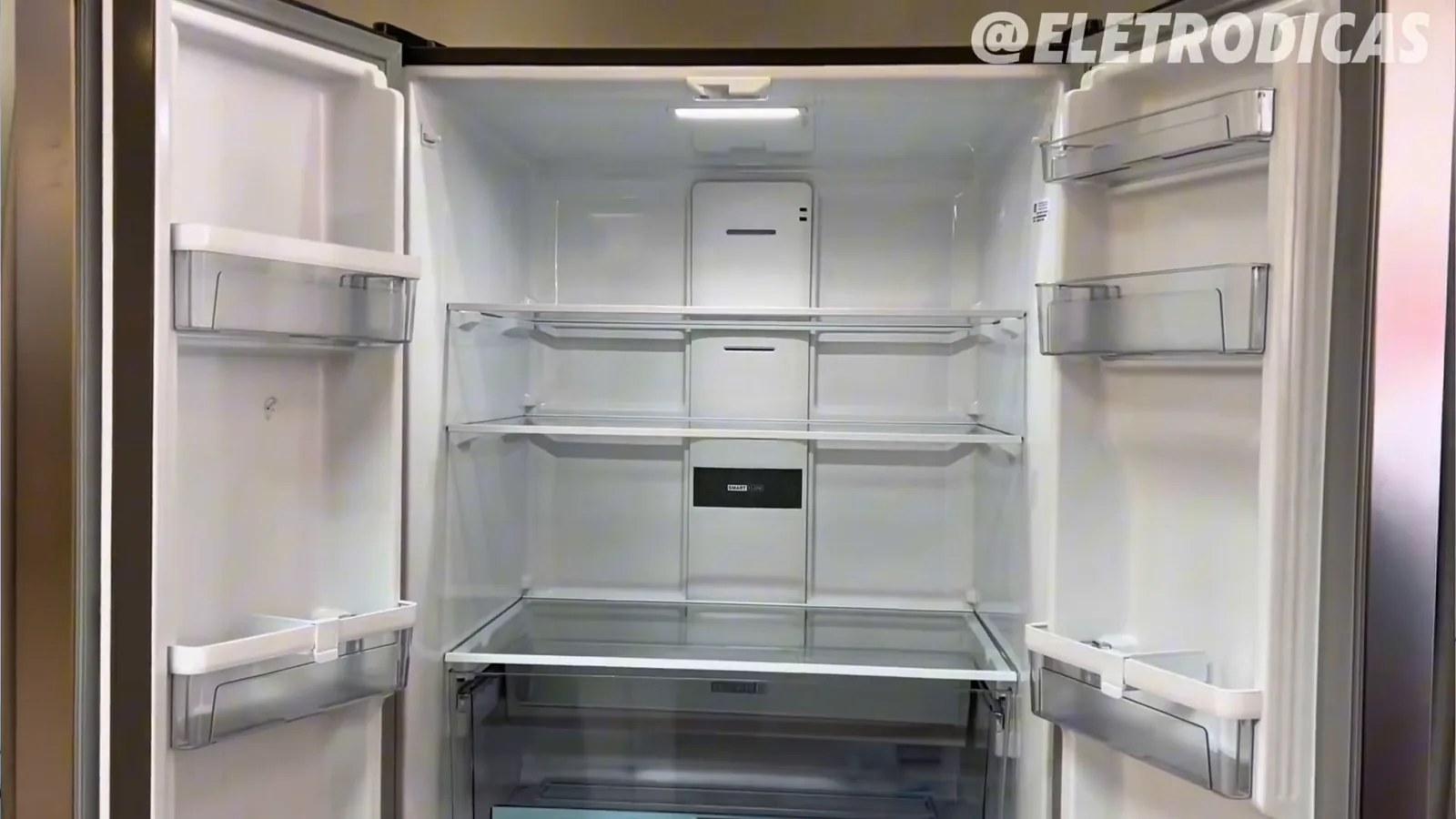 Espaço interno do refrigerador com prateleiras de vidro temperado e iluminação