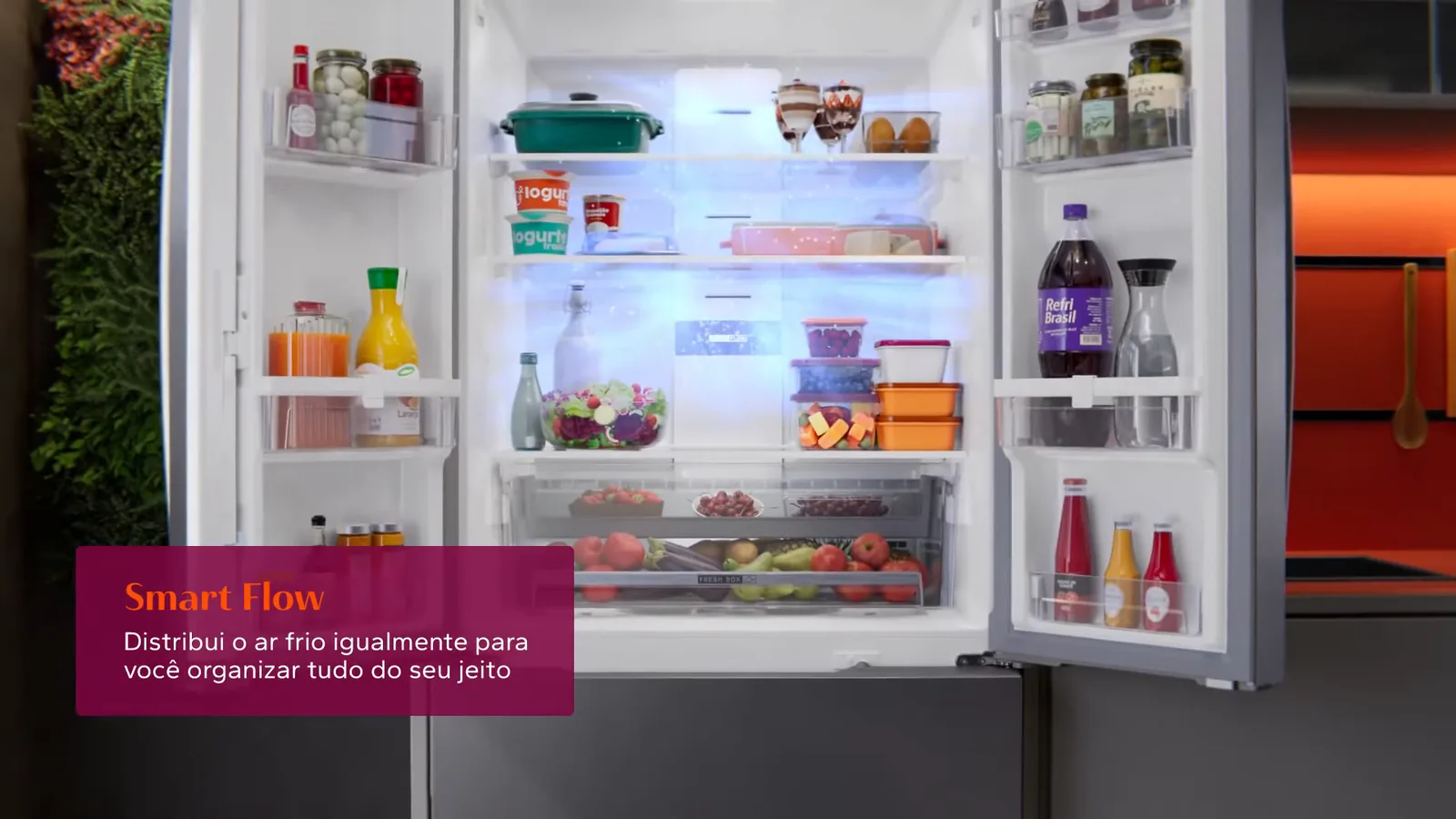 Interior amplo da geladeira French Door com alimentos e bebidas organizados