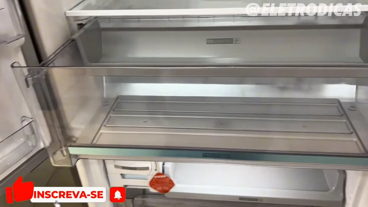 Abertura da gaveta Fresh Box com espaço especial para frutas delicadas