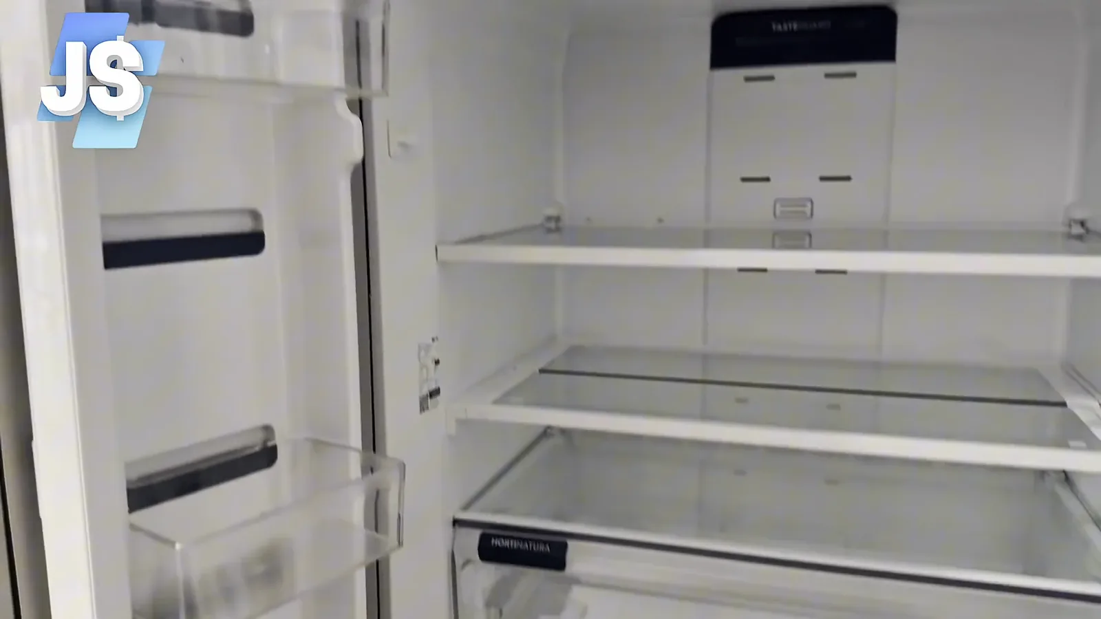 Interior espaçoso do refrigerador com gavetas e prateleiras ajustáveis