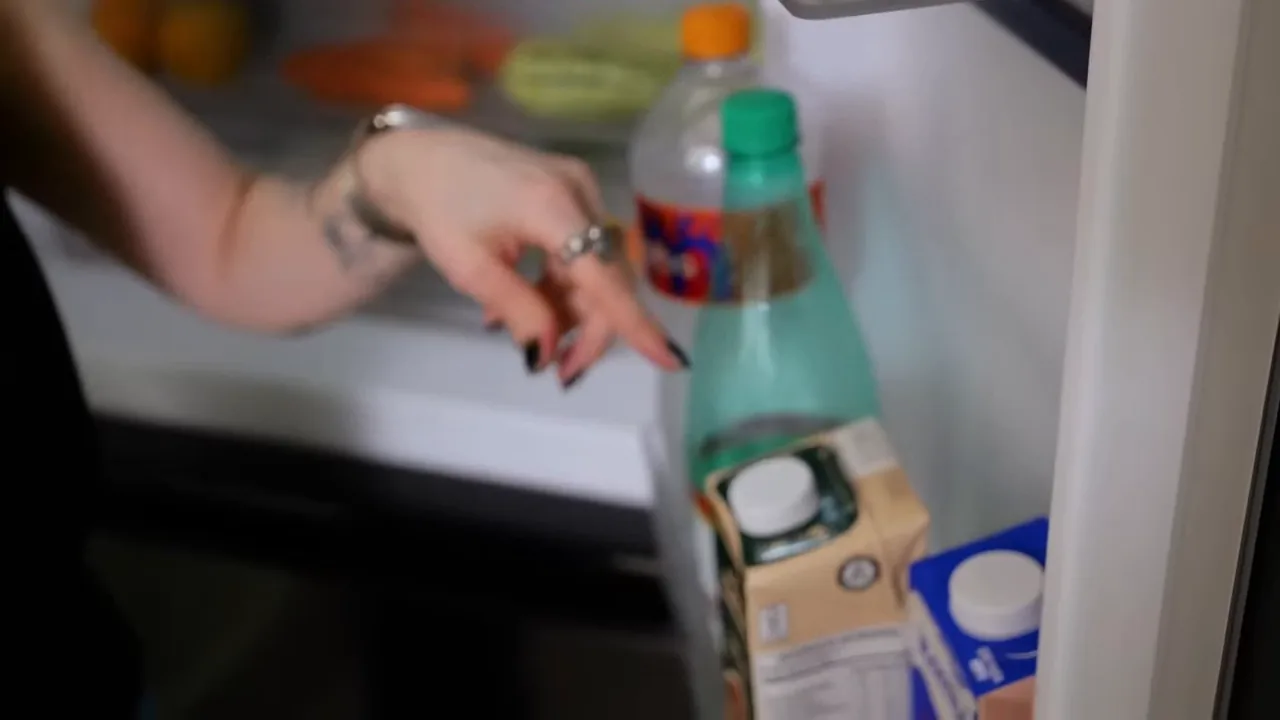 Organizando embalagens na prateleira profunda da porta do refrigerador