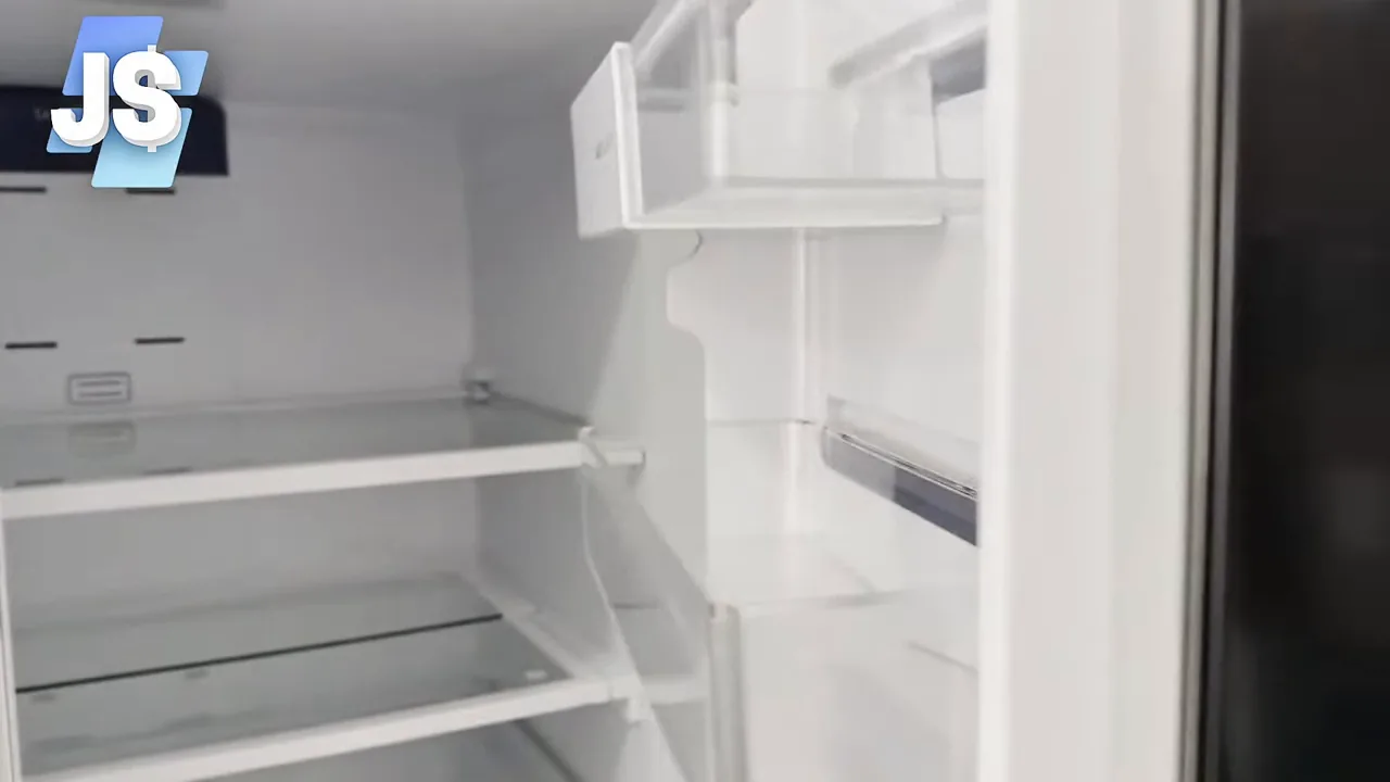 Abertura da porta superior exibindo o refrigerador espaçoso