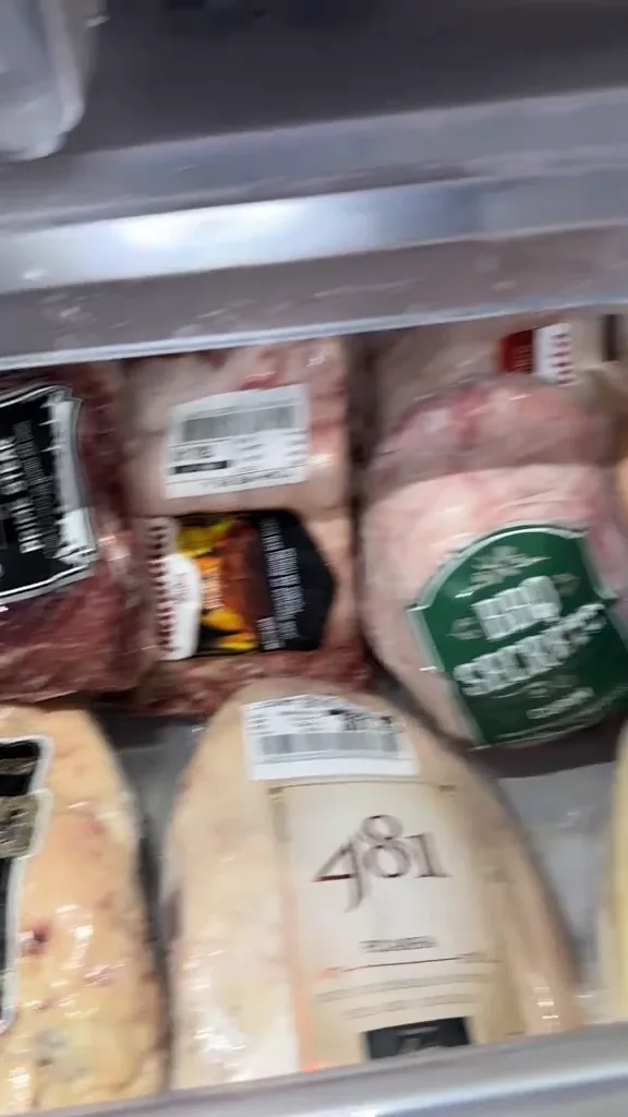 Gaveta espaçosa do freezer acomodando grande quantidade de alimentos congelados