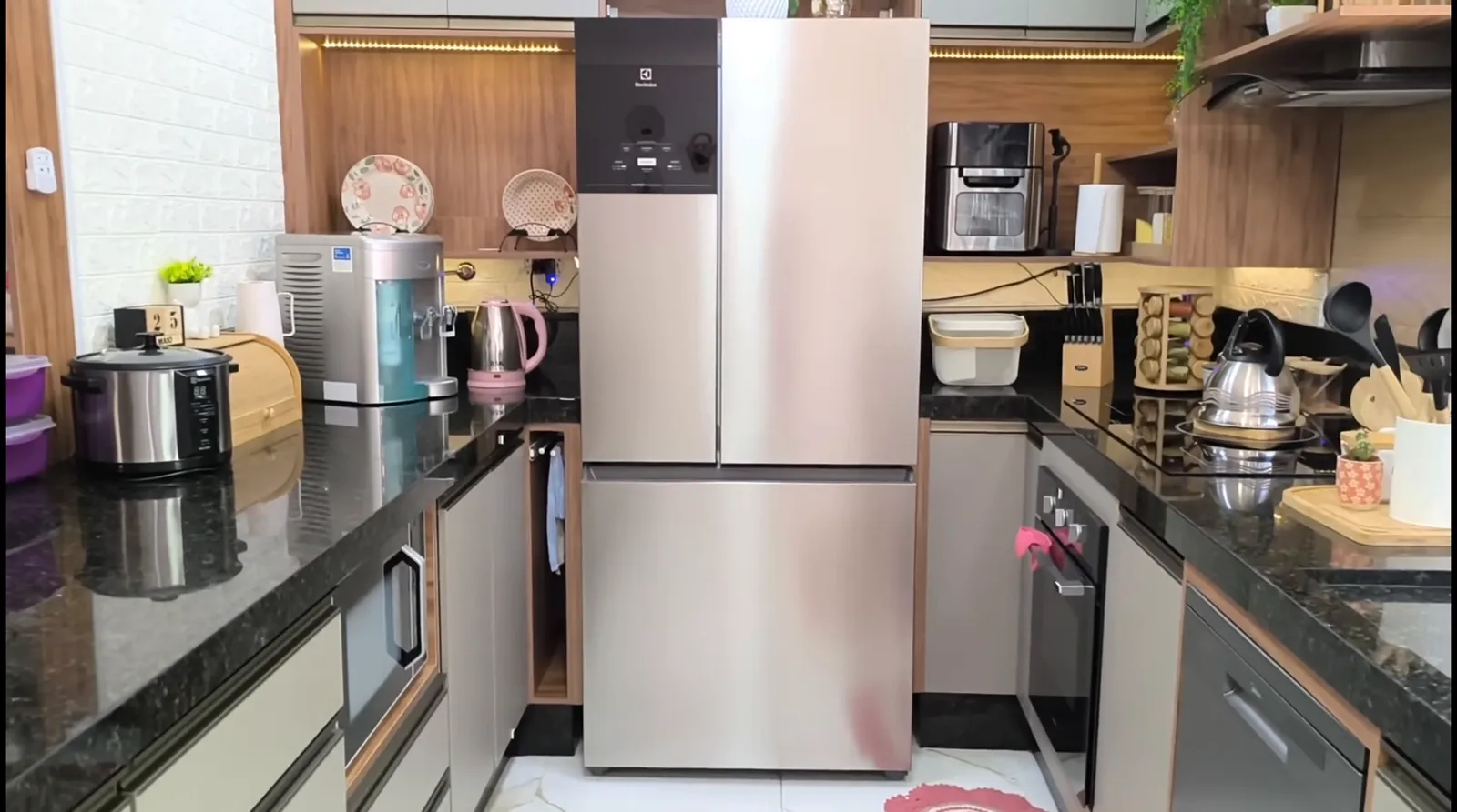 Geladeira Electrolux French Door IM8S instalada em cozinha planejada