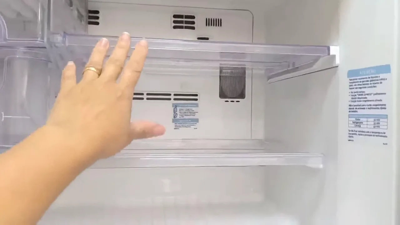 Uso do sistema Ice Twister para desenformar gelo no freezer