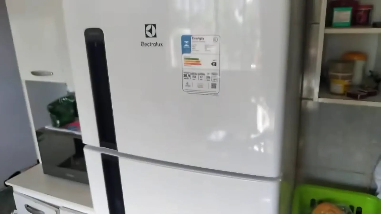 Geladeira duplex branca Electrolux TF38 instalada na cozinha residencial