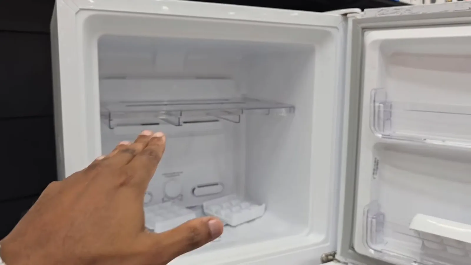 Compartimento freezer de 94 litros com prateleira divisória transparente