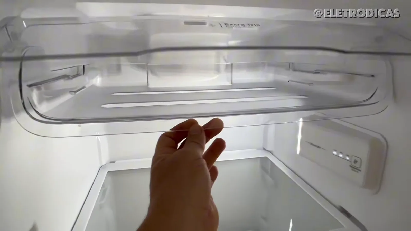 Gaveta do compartimento extra frio sendo aberta no refrigerador