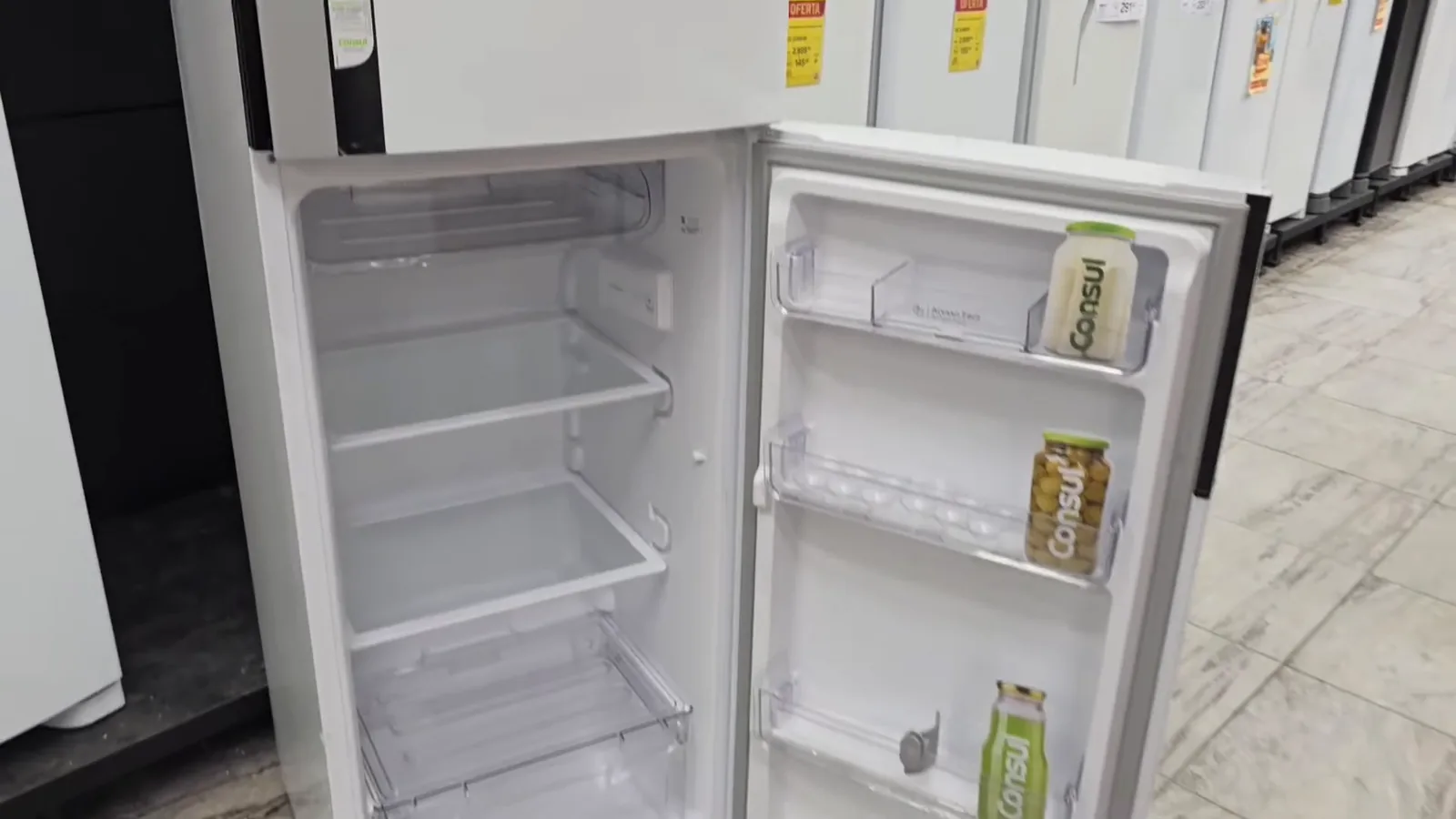 Interior do refrigerador de 283 litros com prateleiras e gavetão