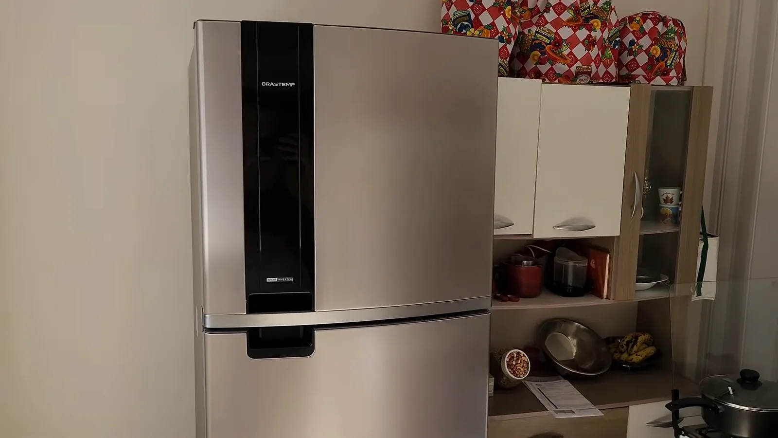 Geladeira duplex Brastemp em acabamento inox instalada na cozinha