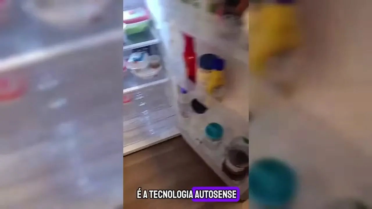 Prateleiras internas do refrigerador organizadas e abastecidas com alimentos