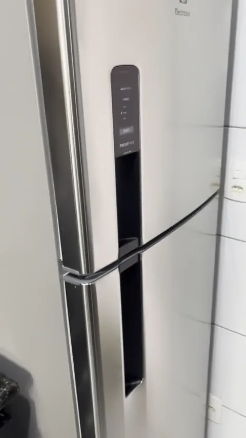 Painel digital externo da geladeira Electrolux IF44S com funções de controle