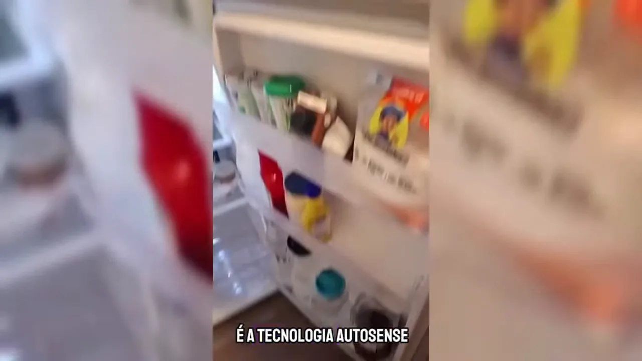 Abertura da porta revelando alimentos organizados no refrigerador duplex