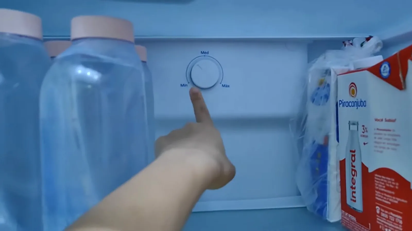 Controle de temperatura interno do refrigerador com regulador manual giratório