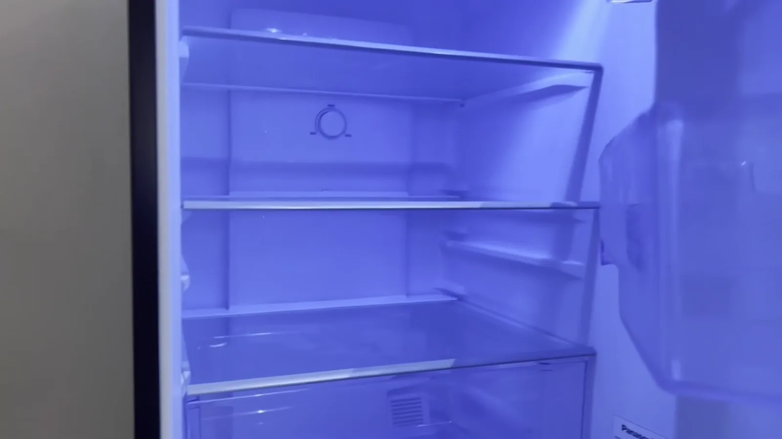 Interior iluminado do refrigerador com prateleiras de vidro temperado espaçadas