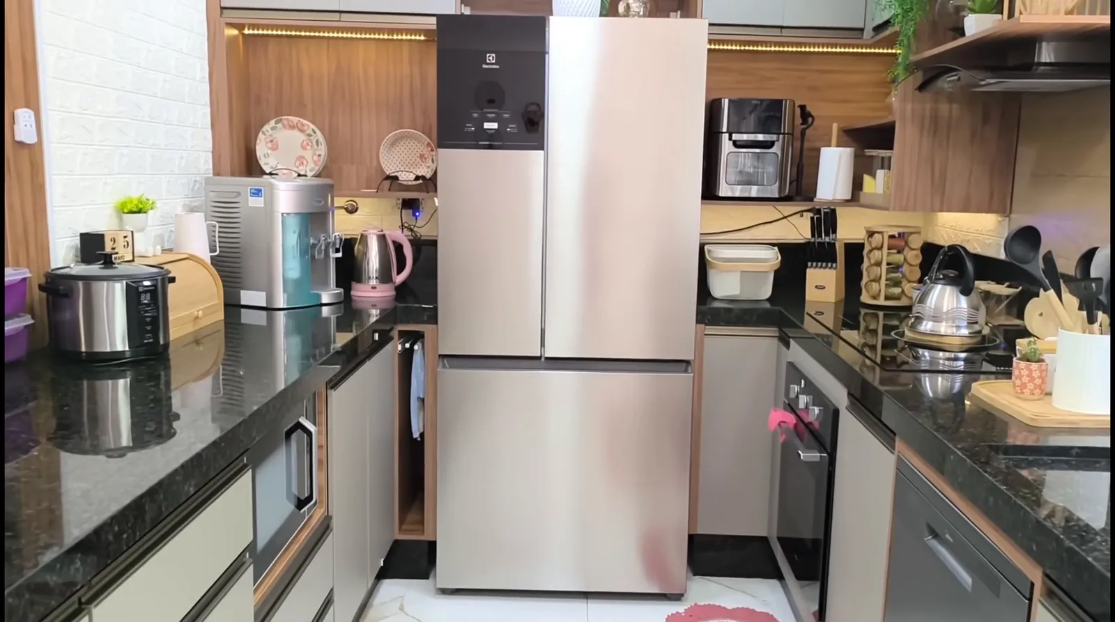 Geladeira multidoor Electrolux instalada em cozinha planejada moderna