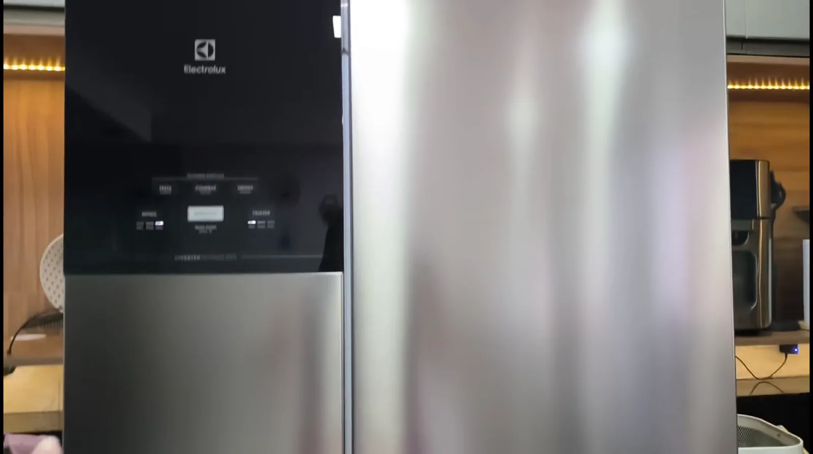 Painel digital externo com funções de controle e acabamento metálico
