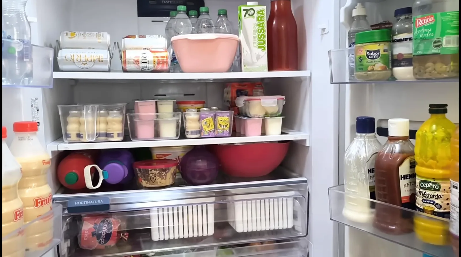 Espaço interno amplo com prateleiras organizadas e gavetas para vegetais
