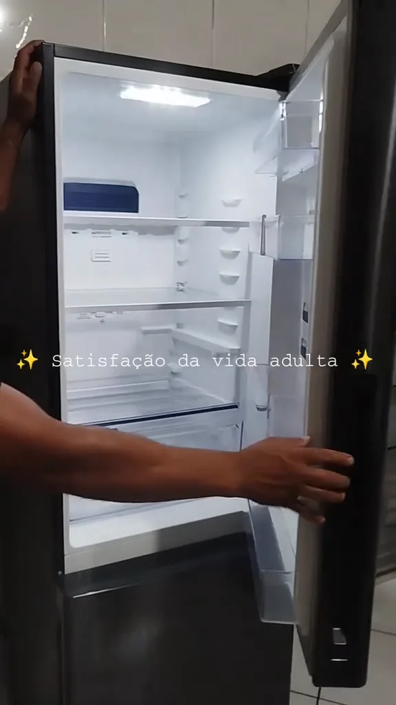 Abertura da porta superior revelando iluminação e prateleiras internas