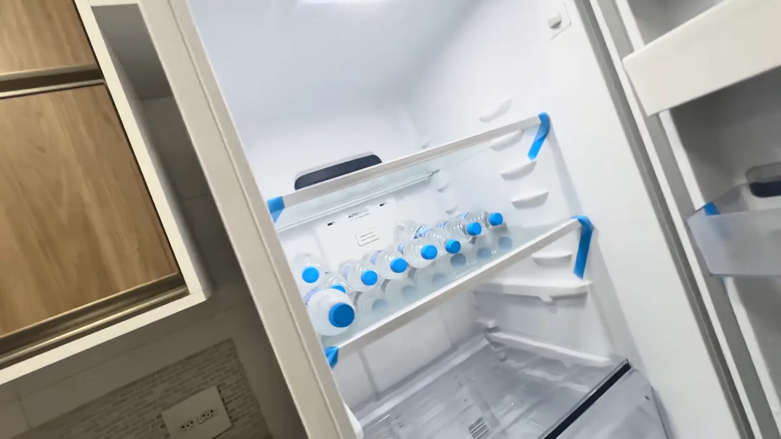Interior iluminado por LED com garrafas organizadas nas prateleiras