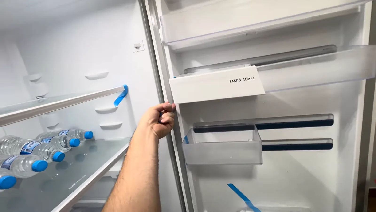 Prateleiras FastAdapt ajustáveis na contraporta da geladeira