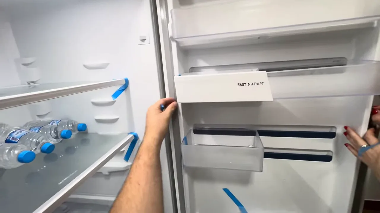 Demonstração do ajuste das prateleiras móveis FastAdapt na porta