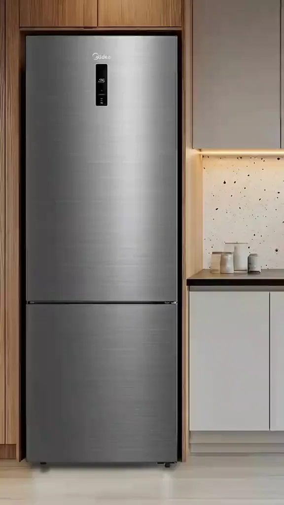 Geladeira inverse Midea com painel digital instalada na cozinha planejada