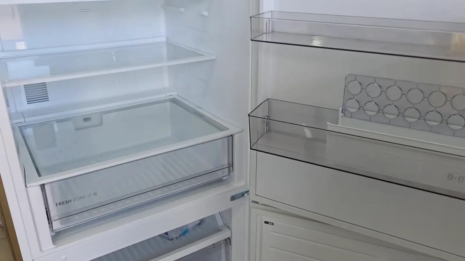 Compartimento superior do refrigerador com prateleiras de vidro e gaveta
