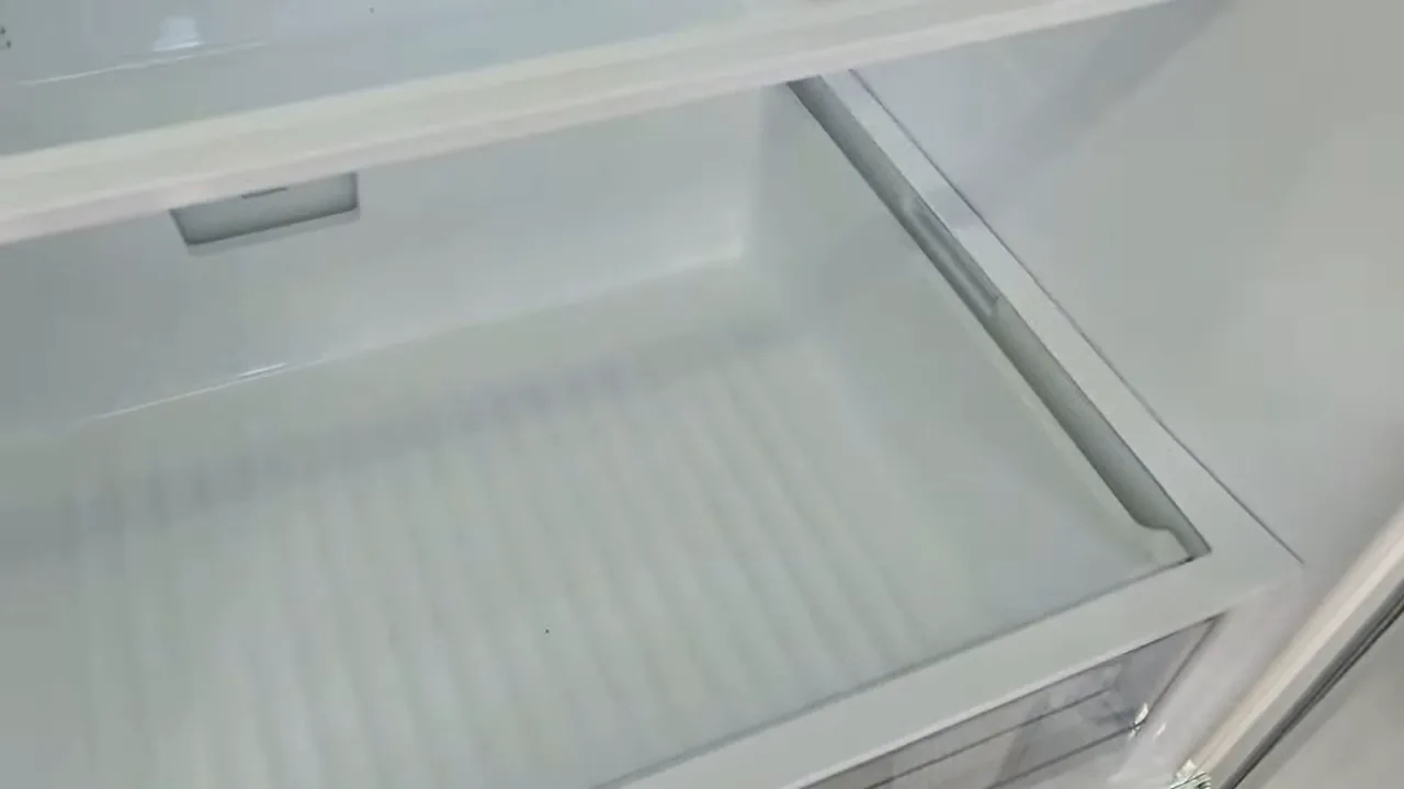 Gaveta de legumes deslizando no interior do compartimento refrigerador