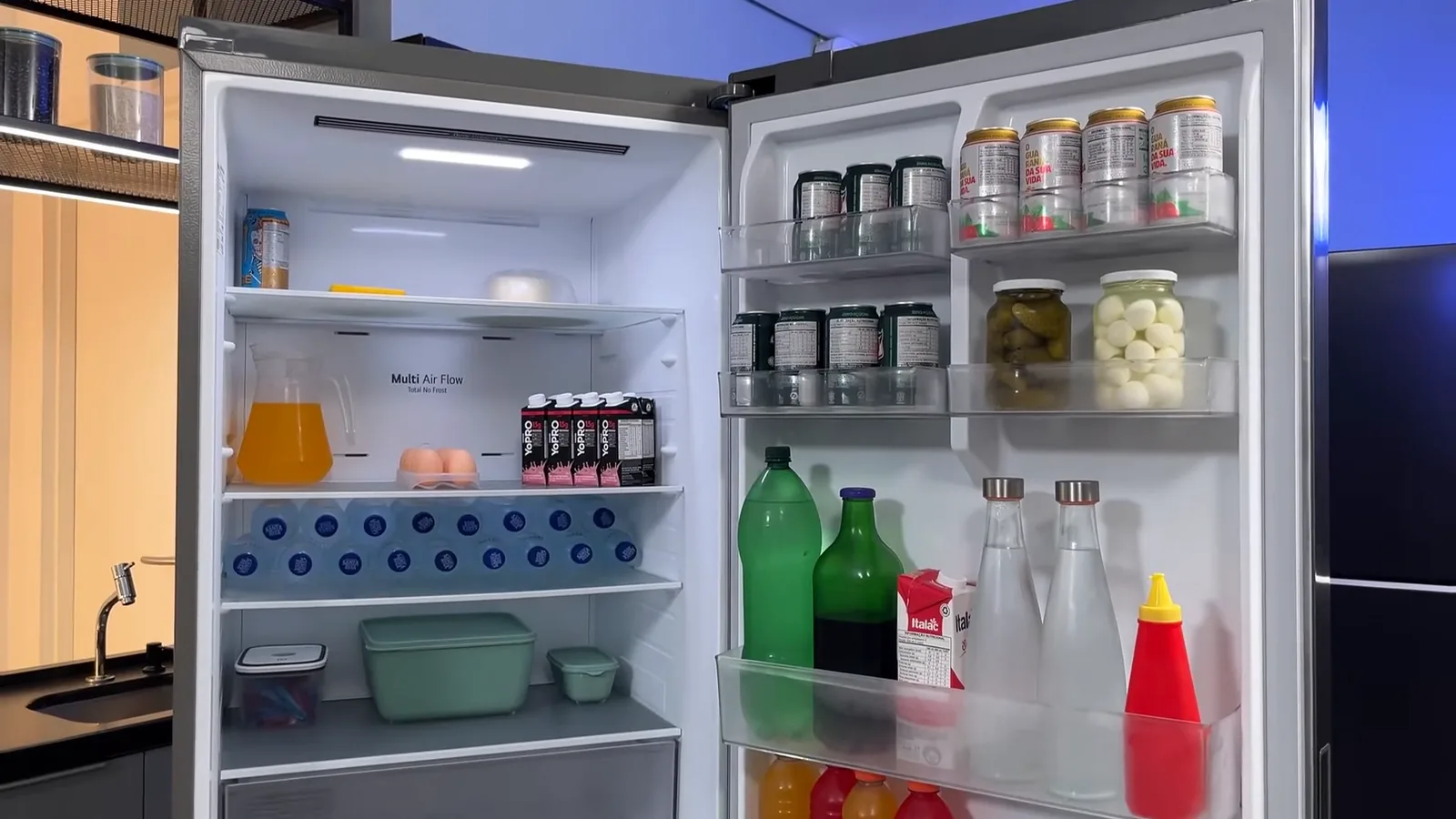 Interior iluminado do refrigerador com prateleiras e alimentos organizados